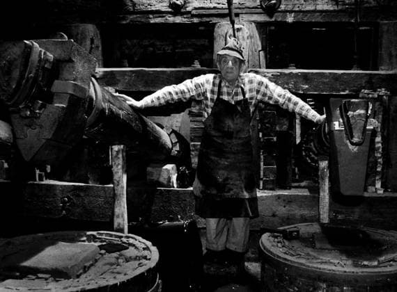 Hammer Hansel 03.05.1993, Frohnau bei Annaberg, Frohnauer Hammer,Johannes Schönherr ( Hammer Hansel) wurde als viertes Kind einer Lichtensteiner Arbeiterfamilie geboren. Er erlernte den Beruf eines Webers, den er aber wegen des Ausbruchs des Zweiten Weltkriegs nur kurzzeitig ausüben konnte. Er wurde als Soldat in eine Nachrichteneinheit in Ostfriesland eingezogen und war als Meldereiter am Ostfeldzug beteiligt. Mit einer Beinverletzung lädiert kehrte er 1946 in die Heimat zurück. Nach einer kurzen Rückkehr in seinen Beruf als Weber, folgte er 1948 dem Ruf zur Förderung des Uranerzes durch die SAG Wismut, indem er Bergmann wurde und zunächst als Bohrmaschinist in Frohnau arbeitete. Später stieg er bis zum Bohrmeister des von ihm zu b