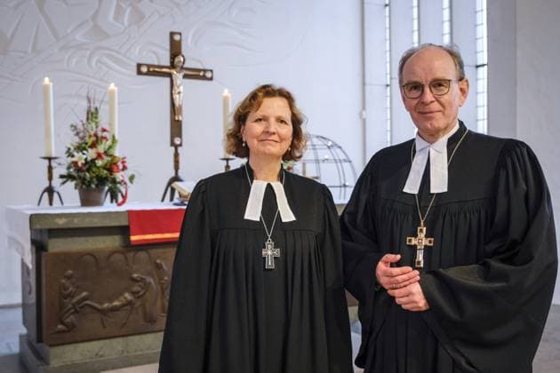 News Themen der Woche KW06 News Bilder des Tages Mit einem Festgottesdienst wurde am Sonntag (11.02.2024) in der Emder Martin-Luther-Kirche Sabine Schiermeyer in ihr neues Amt als Regionalbischoefin des evangelisch-lutherischen Sprengels Ostfriesland-Ems eingefuehrt. (Foto: Sabine Schiermeyer und der hannoversche Landesbischof Ralf Meister nach dem Gottesdienst) Sie tritt die Nachfolge von Detlef Klahr an, der Ende August nach fast 16 Jahren im Amt in den Ruhestand getreten ist. Schiermeyer arbeitet bereits seit dem 1. Februar als Regionalbischoefin und war zuvor Superintendentin des Kirchenkreises Stolzenau-Loccum. (Siehe epd-Meldung vom 11.02.2024) EDITORIAL USE ONLY *** Sabine Schiermeyer was inducted into her new office as regional bishop of the Evangelical Lutheran district of East F Copyright: epd-bild JensxSchulze epd-Regionalbischoefin_Schiermeyer7-kopieren
