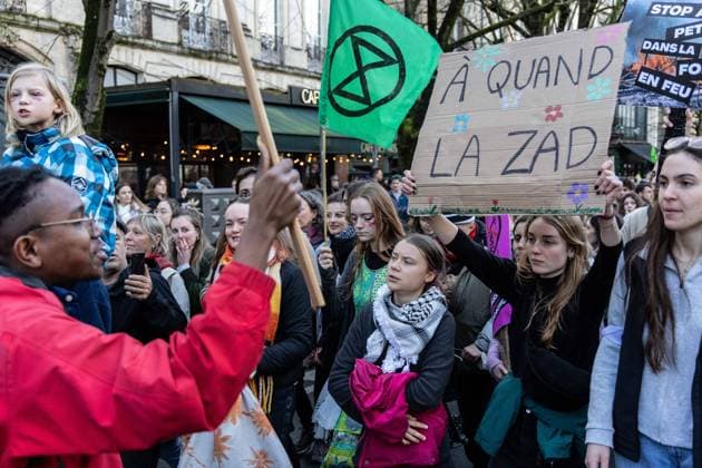 Bilder des Jahres 2024, News 02 Februar News Themen der Woche KW06 News Bilder des Tages Manifestation contre le projet Vermilion PHOTOPQR SUD OUEST Thierry DAVID ; Bordeaux ; 11 02 2024 ; Place de la Victoire. Manifestation contre le projet Vermilion, de forage de huit nouveaux puits de pétrole à La Teste-de-Buch, sur le bassin d’Arcachon en présence d activiste comme ici greta Thunberg dans le cortège à Bordeaux Bordeaux, France, feb 11th 2024. Demonstration against the Vermilion project, drilling eight new oil wells in La Teste-de-Buch, on the Arcachon basin in the presence of activists like here Greta Thunberg in the procession in Bordeaux Bordeaux 20 Gironde France  Copyright: xPHOTOPQR SUDxOUEST MAXPPPxThierryxDAVIDx 20240211SDO9233 20240211SDO9234