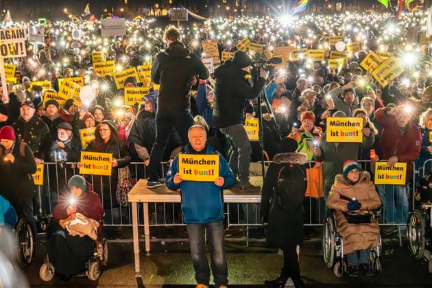 Bilder des Jahres 2024, News 02 Februar News Themen der Woche KW06 News Bilder des Tages Lichtermeer für Demokratie, Kundgebung gegen Rassismus, Antisemitismus und Hetze, Theresienwiese, München, 11. Februar 2024 Deutschland, München, 11. Februar 2024, Lichtermeer für Demokratie, Kundgebung gegen Rassismus, Antisemitismus und Hetze, ca. 100.000 Teilnehmer mit Lichtern auf der Theresienwiese, ab 18 Uhr, Veranstalter Fridays for Future und ein breites Aktionsbündnis zivilgesellschaftlicher Initiativen und Organisationen, dabei Lichterkette e.V., Bellevue di Monaco, München ist bunt! und vielen mehr, *** Sea of lights for democracy, rally against racism, anti-Semitism and hate speech, Theresienwiese, Munich, 11 February 2024 Germany, Munich, 11 February 2024, Sea of lights for democracy, rally against racism, anti-Semitism a