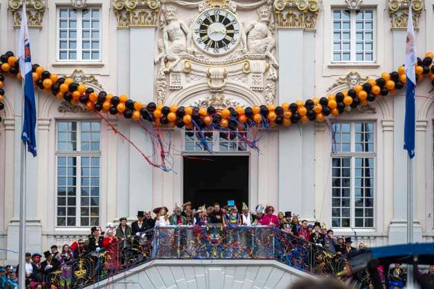 News Themen der Woche KW06 News Bilder des Tages Sturm auf das Rathaus in Bonn. Der Sturm auf das Bonner Rathaus steht unmittelbar bevor. Auf der Treppe des Rathauses sind Honoratioren und Beamte mit der Bonner Oberbürgermeisterin Katja Dörner versammelt. Dörner liefert sich ein Rededuell mit dem Kommandanten. Bonn Nordrhein-Westfalen Deutschland *** Storming the town hall in Bonn The storming of Bonns town hall is imminent Dignitaries and civil servants are gathered on the steps of the town hall with Bonns Lord Mayor Katja Dörner Dörner engages in a duel with the commander Bonn North Rhine-Westphalia Germany