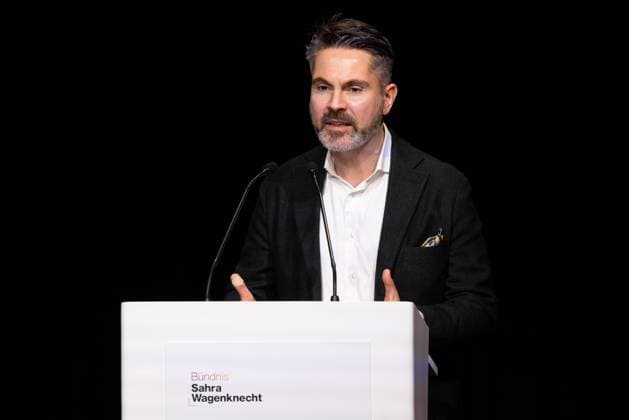 Erster BSW-Parteitag in Berlin Berlin, Deutschland - 27. Januar 2024: Fabio De Masi spricht auf dem ersten BSW-Parteitag in Berlin. Die Partei Bündnis Sahra Wagenknecht (BSW) wurde im Januar 2024 unter anderem von Sahra Wagenknecht und weiteren ehemaligen Parteimitgliedern der Partei Die Linke gegründet. Berlin