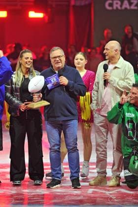 RTL - American Ice Football . Mona Stevens , Elton und Frank Buschmann anläßlich des RTL TV-Events American Ice Football am 11.02.2024 in der SAP-Arena Mannheim. 20240211MWI120810