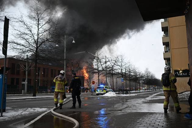 GÖTEBORG, SVERIGE 20240212 En kraftig brand har brutit ut i Lisebergs nya vattenvärld Oceana i Göteborg. GÖTEBORG SVERIGE x9200x *** GÖTEBORG, SWEDEN 20240212 A major fire has broken out in Lisebergs new water world Oceana in Gothenburg GÖTEBORG SVERIGE x9200x  Copyright: xBjörnxLarssonxRosvall TTx BRAND LISEBERG 6cJosm9ZI_k