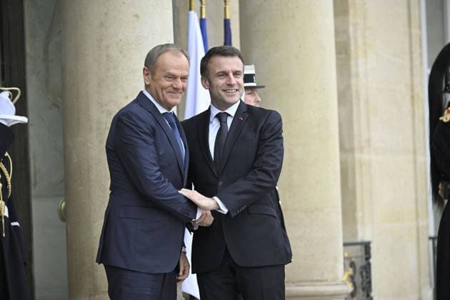 News Themen der Woche KW07 News Bilder des Tages President Macron Welcomes Polish Prime Minister Tusk - Paris French President Emmanuel Macron welcomes Prime minister of Poland Donald Tusk before their working lunch at the Elysee Palace on February 12, 2024, in Paris. Photo by Eliot Blondet ABACAPRESS.COM Paris France  Copyright: xBlondetxEliot ABACAx