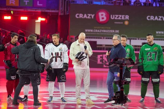 American Ice Football - 11.02.2024 Das Event-Spektakel in der SAP Arena Mannheim mit Elton, Frank Buschmann, Jörn Schlönvoigt, Stefan Mross, Serkan Yavuz. Mannheim SAP Arena Baden-Württemberg