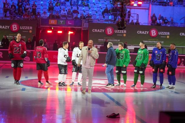 American Ice Football - 11.02.2024 Das Event-Spektakel in der SAP Arena Mannheim mit Elton, Frank Buschmann, Jörn Schlönvoigt, Stefan Mross, Serkan Yavuz, Pascal Hens. Mannheim SAP Arena Baden-Württemberg