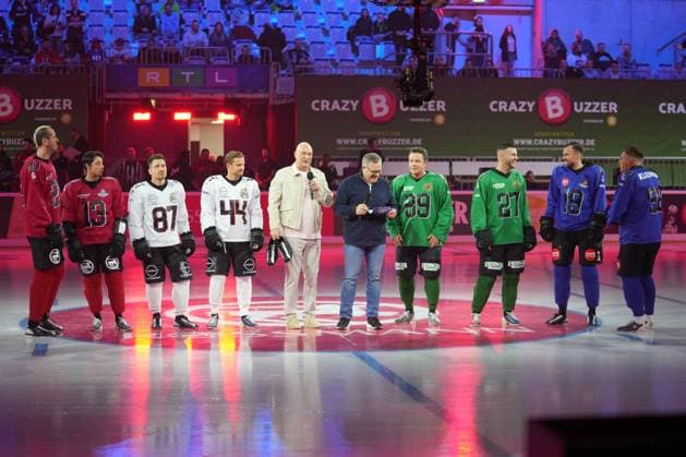 American Ice Football - 11.02.2024 Das Event-Spektakel in der SAP Arena Mannheim mit Elton, Frank Buschmann, Jörn Schlönvoigt, Stefan Mross, Serkan Yavuz, Pascal Hens, Kevin Großkreutz, Calvin Kleinen. Mannheim SAP Arena Baden-Württemberg