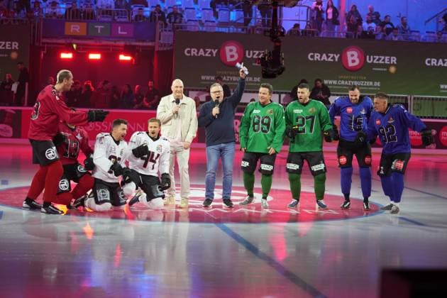 American Ice Football - 11.02.2024 Das Event-Spektakel in der SAP Arena Mannheim mit Elton, Frank Buschmann, Jörn Schlönvoigt, Stefan Mross, Serkan Yavuz, Pascal Hens, Kevin Großkreutz, Calvin Kleinen. Mannheim SAP Arena Baden-Württemberg