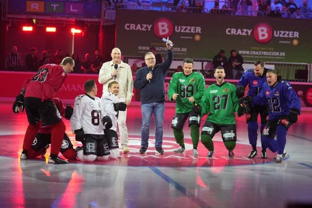 American Ice Football - 11.02.2024 Das Event-Spektakel in der SAP Arena Mannheim mit Elton, Frank Buschmann, Jörn Schlönvoigt, Stefan Mross, Serkan Yavuz, Pascal Hens, Kevin Großkreutz, Calvin Kleinen. Mannheim SAP Arena Baden-Württemberg