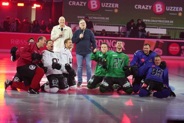 American Ice Football - 11.02.2024 Das Event-Spektakel in der SAP Arena Mannheim mit Elton, Frank Buschmann, Jörn Schlönvoigt, Stefan Mross, Serkan Yavuz, Pascal Hens, Kevin Großkreutz, Calvin Kleinen. Mannheim SAP Arena Baden-Württemberg