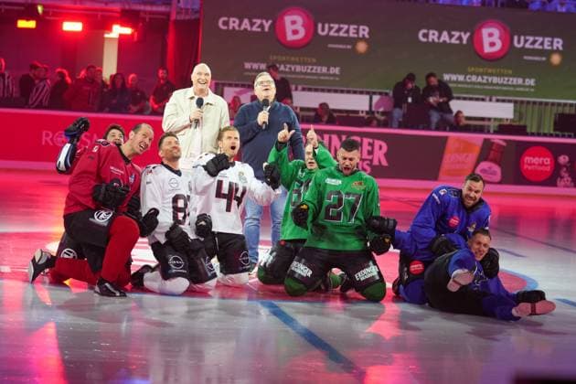 American Ice Football - 11.02.2024 Das Event-Spektakel in der SAP Arena Mannheim mit Elton, Frank Buschmann, Jörn Schlönvoigt, Stefan Mross, Serkan Yavuz, Pascal Hens, Kevin Großkreutz, Calvin Kleinen. Mannheim SAP Arena Baden-Württemberg