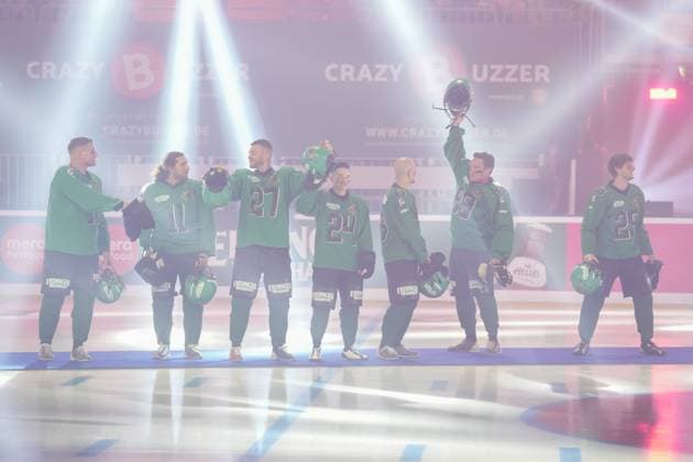 American Ice Football - 11.02.2024 Das Event-Spektakel in der SAP Arena Mannheim mit den Southcoast Smoothies: Mimi Kraus, Adriano Salvaggio, Serkan Yavuz, Marcel Nguyen, Frank Stäbler, Stefan Mross, Moritz Hans, Ian Gehrk. Mannheim SAP Arena Baden-Württemberg