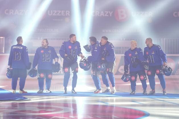 American Ice Football - 11.02.2024 Das Event-Spektakel in der SAP Arena Mannheim mit den Westside Wessis: Thorsten Legat, Fabian Hambüchen, Calvin Kleinen, Tobias Wegener, Kevin Großkreutz, Axel Stein, Mike Leon Grosch, Alexander Haupert. Mannheim SAP Arena Baden-Württemberg