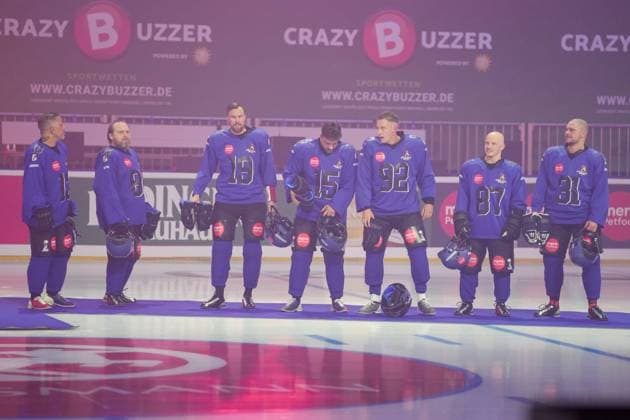 American Ice Football - 11.02.2024 Das Event-Spektakel in der SAP Arena Mannheim mit dem Team Westside Wessis: Nico Legat, Fabian Hambüchen, Calvin Kleinen, Tobias Wegener, Kevin Großkreutz, Axel Stein, Mike Leon Grosch, Alexander Haupert. Mannheim SAP Arena Baden-Württemberg