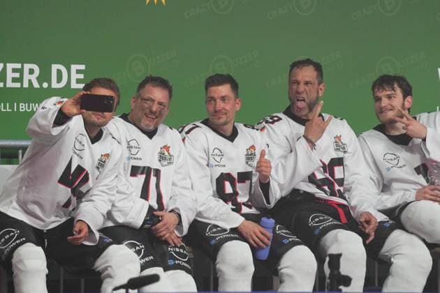 American Ice Football - 11.02.2024 Das Event-Spektakel in der SAP Arena Mannheim. Eastie Boys: Kevin Kuske, Philip Boy, Felix van Deventer, Evil Jared, Jörn Schlönvoigt, Eric Stehfest, Lars Pape, Henrik Scharnbacher. Mannheim SAP Arena Baden-Württemberg