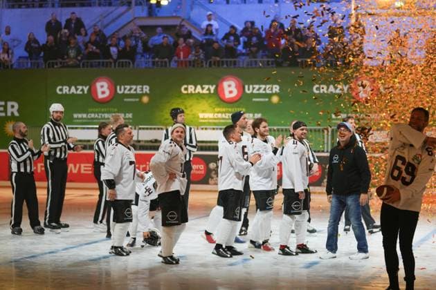 American Ice Football - 11.02.2024 Das Event-Spektakel in der SAP Arena Mannheim mit dem Team Eastie Boys: Kevin Kuske, Philip Boy, Felix van Deventer, Evil Jared, Jörn Schlönvoigt, Eric Stehfest, Lars Pape, Henrik Scharnbacher. Mannheim SAP Arena Baden-Württemberg