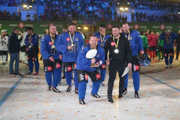 American Ice Football - 11.02.2024 Das Event-Spektakel in der SAP Arena Mannheim mit dem Team Westside Wessis: Nico Legat, Fabian Hambüchen, Calvin Kleinen, Tobias Wegener, Kevin Großkreutz, Axel Stein, Mike Leon Grosch, Alexander Haupert. Mannheim SAP Arena Baden-Württemberg