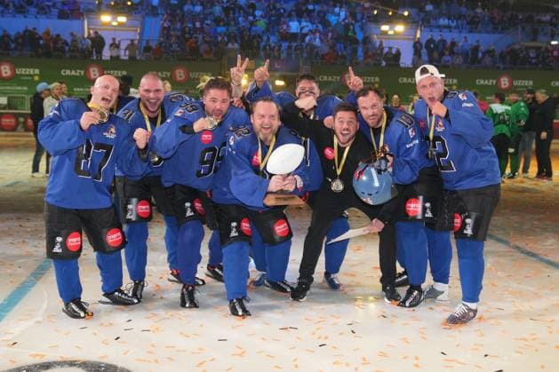 American Ice Football - 11.02.2024 Das Event-Spektakel in der SAP Arena Mannheim mit dem Team Westside Wessis: Nico Legat, Fabian Hambüchen, Calvin Kleinen, Tobias Wegener, Kevin Großkreutz, Axel Stein, Mike Leon Grosch, Alexander Haupert. Mannheim SAP Arena Baden-Württemberg