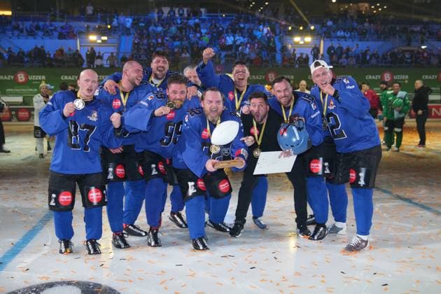 American Ice Football - 11.02.2024 Das Event-Spektakel in der SAP Arena Mannheim mit dem Team Westside Wessis: Nico Legat, Fabian Hambüchen, Calvin Kleinen, Tobias Wegener, Kevin Großkreutz, Axel Stein, Mike Leon Grosch, Alexander Haupert. Mannheim SAP Arena Baden-Württemberg