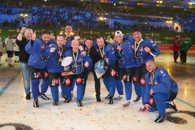 American Ice Football - 11.02.2024 Das Event-Spektakel in der SAP Arena Mannheim mit dem Team Westside Wessis: Nico Legat, Fabian Hambüchen, Calvin Kleinen, Tobias Wegener, Kevin Großkreutz, Axel Stein, Mike Leon Grosch, Alexander Haupert. Mannheim SAP Arena Baden-Württemberg