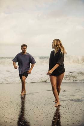Creative Highlights Symbolbilder Couple enjoying running along the beach shore Santa Cruz de Tenerife, Canary Islands, Spain CR_AICA2402070E-1347816-01 ,model released, Symbolfoto