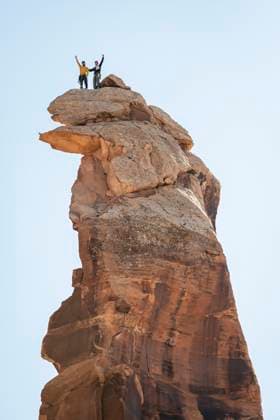 Creative Highlights Symbolbilder Low angle view of mountaineers enjoying success at summit Moab, Utah, United States CR_BRHU240209-1328810-01 ,model released, Symbolfoto