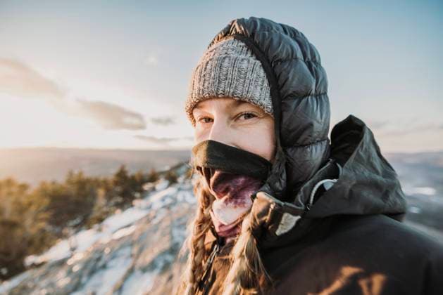 Creative Highlights Symbolbilder Young woman hiking in cold weather with neck warmer covering nose Monson, Maine, United States CR_SSNF240207F9-1348272-01 ,model released, Symbolfoto