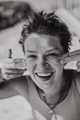 Creative Highlights Symbolbilder Happy, smiling, laughing woman on the beach, portrait, sand on face. Lembongan, Bali, Indonesia CR_YUKI240208C-1331639-01 ,model released, Symbolfoto