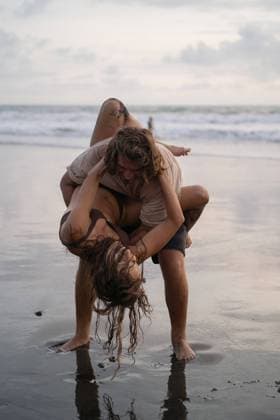 Creative Highlights Symbolbilder Young cheerful happy couple in love fooling around on the beach. Kuta, Bali, Indonesia CR_YUKI240209E-1330902-01 ,model released, Symbolfoto