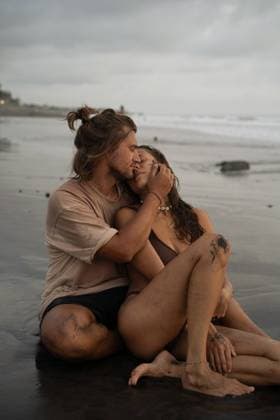 Creative Highlights Symbolbilder Young cheerful happy couple in love kissing on the beach. Kuta, Bali, Indonesia CR_YUKI240209E-1330927-01 ,model released, Symbolfoto
