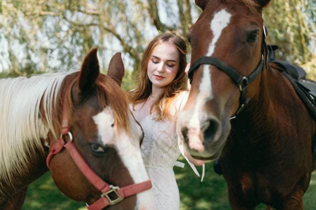 Creative Highlights Symbolbilder peaceful woman with her pet horses Bone Gap, Illinois, United States R_QGNV240209-1334237-01 ,model released, Symbolfoto