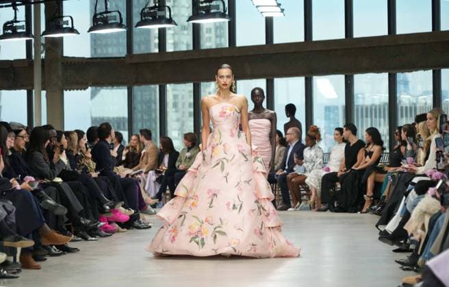 Entertainment Themen der Woche KW07 Entertainment Bilder des Tages New York Fashion Week, Herrera Modenschau February 12, 2024, New York, New York, USA: IRINA SHAYK models in the Carolina Herrera FW24 Fashion Show.180 Maiden Lane, NYC.February 12, 2024. New York USA - ZUMAms4_ 20240212_faf_ms4_002 Copyright: xSoniaxMoskowitzxGordonx