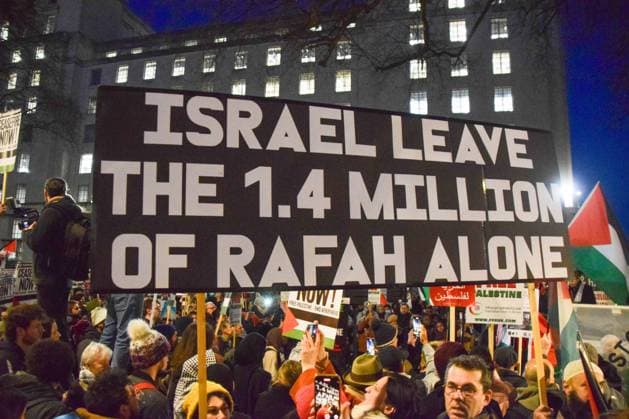Bilder des Jahres 2024, News 02 Februar News Themen der Woche KW07 News Bilder des Tages February 12, 2024, London, England, UK: Thousands of pro-Palestine protesters gather outside Downing St in response to reports that Israel is prepareling for an offensive in Rafah in Palestine. London UK - ZUMAv130 20240212_zip_v130_037 Copyright: xVukxValcicx