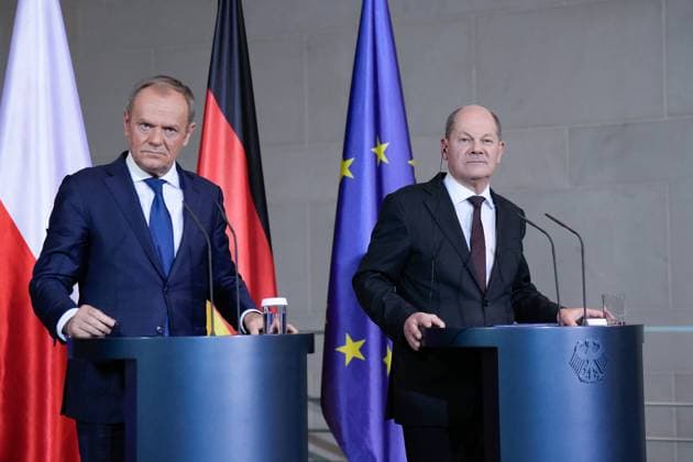 News Themen der Woche KW07 News Bilder des Tages Staatsbesuch, Bundeskanzler Scholz, Ministerpräsident Donald Tusk Bundeskanzler Olaf Scholz empfängt den Ministerpräsidenten der Republik Polen, Donald Tusk mit militärischen Ehren im Bundeskanzleramt, mit anschließender Pressekonferenz Berlin Berlin GER *** State visit, Federal Chancellor Scholz, Prime Minister Donald Tusk Federal Chancellor Olaf Scholz receives the Prime Minister of the Republic of Poland, Donald Tusk, with military honors at the Federal Chancellery, followed by a press conference Berlin Berlin GER