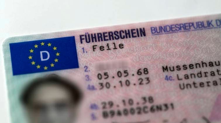12.02.2024, Führerscheine, Neue EU-Verordnung für Führerscheine, bis zum 19.Januar 2033 müssen alle Führerscheine in Europa in einheitliche Plastkkarten-Dokumente erneuert werden. Auf der Vorderseite ist das Europa-Wappen mit dem D-Zeichen aufgedruckt. 12.02.2024, Neue EU Führerscheine 12.02.2024, Neue EU Führerscheine *** 12 02 2024, Driving licenses, New EU regulation for driving licenses, by 19 January 2033 all driving licenses in Europe must be renewed in uniform plastic card documents The European coat of arms with the D symbol is printed on the front 12 02 2024, New EU driving licenses 12 02 2024, New EU driving licenses