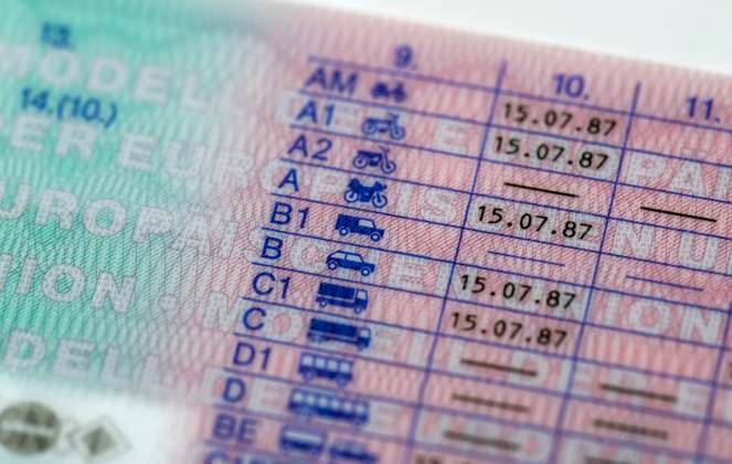 12.02.2024, Führerscheine, Neue EU-Verordnung für Führerscheine, bis zum 19.Januar 2033 müssen alle Führerscheine in Europa in einheitliche Plastkkarten-Dokumente erneuert werden. Hier der neue Führerschein, auf der Rückseite die Fahrerlaubnisklassen A bis D aufgelistet mit dem Datum des Führerscheinerwerbes. Klasse Klasse A: Alle Krafträder und dreirädrige Kraftfahrzeuge BE: Kombinationen aus einem Zugfahrzeug der Klasse B und einem Anhänger, C1: Lkw-Führerschein und Lkw mit Anhänger 12.02.2024, Neue EU Führerscheine 12.02.2024, Neue EU Führerscheine *** 12 02 2024, Driving licenses, New EU regulation for driving licenses, by January 19, 2033 all driving licenses in Europe must be renewed in uniform plastic card documents Here the new dr