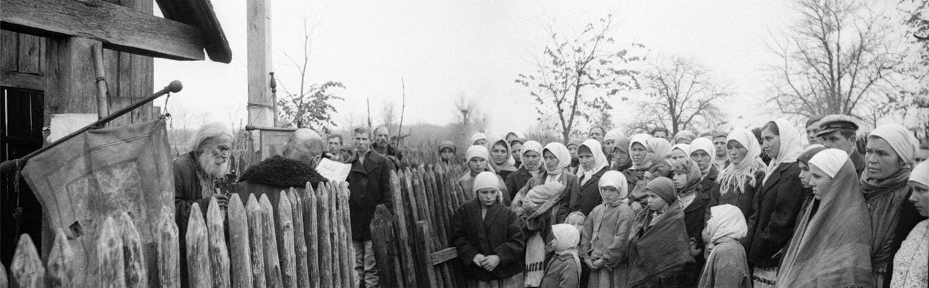 WWII BELORUSSIA 62438 14.08.1944 A Belorussian villager reads out the Informburo (Information Bureau) report during the Great Patriotic war. Michael Trahman Sputnik Pinsk region Belarus  Copyright: xMichaelxTrahmanx
