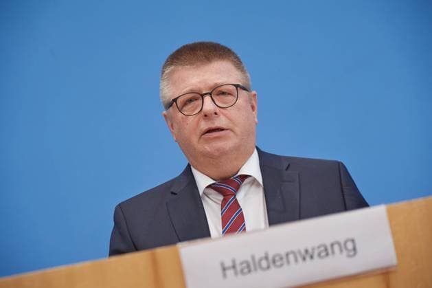 Vor dem Hintergrund der Massendemonstrationen gegen Rechtsextremismus wurde am Dienstag (13.02.2024) ein neues Massnahmenpaket in Berlin vorgestellt. (Foto: Verfassungsschutzpraesident Thomas Haldenwang stellt die aktualisierten Plaene zur Bekaempfung des Rechtsextremismus vor) Der vorgelegte Plan umfasst 13 Massnahmen, die teilweise Ziele des vor knapp zwei Jahren von Faeser vorgelegten Aktionsplans gegen Rechtsextremismus wiederholen oder daran anknuepfen. Faeser hatte damals etwa angekuendigt, Finanzverbindungen rechtsextremistischer Netzwerke aufklaeren und austrocknen zu wollen. Das will sie nun durch eine Aenderung des Bundesverfassungsschutzgesetzes erreichen. Der Inlandsgeheimdienst soll damit Finanzverbindungen nicht nur bei volksv Copyright: epd-bild ChristianxDitsch D24D0213InnenminMassnahmenRechtsex130042