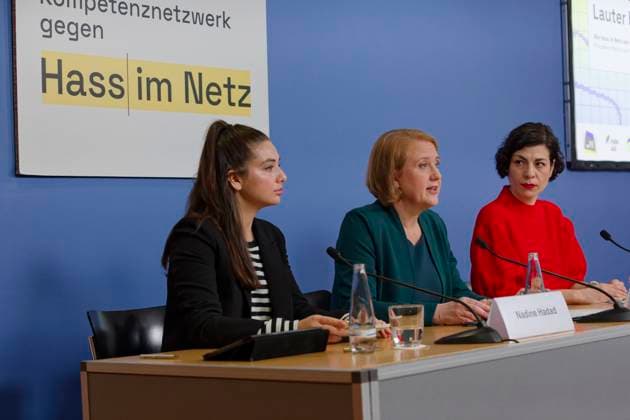 News Themen der Woche KW07 News Bilder des Tages Kompetenznetzwerk gegen Hass im Netz 2024-02-13 - Deutschland, Berlin - Vorstellung der vom Kompetenznetzwerk gegen Hass im Netz veröffentlichten bundesweiten Studie Lauter Hass - leiser Rückzug, derzufolge Hass im Netz die Grundfesten der Demokratie destabilisiert. . Im Bild v.l. Nadine Hadad, Journalistin und Moderatorin, Lisa Paus (Bündnis 90 Die Grünen), Bundesministerin für Familie, Senioren, Frauen und Jugend, und Elena Kountidou, Geschäftsführerin der Neuen deutschen Medienmacherinnen (NdM). *** Kompetenznetzwerk gegen Hass im Netz 2024 02 13 Germany, Berlin Presentation of the nationwide study published by the Kompetenznetzwerk gegen Hass im Netz Lauter Hass leiser Rückzug, according to which hate online destabilizes