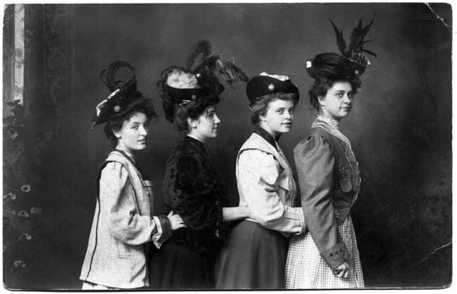 Four Fashionable Women in Feathered Hats Standing in Row with Hands Touching Waists, Portrait, 1915  Copyright: xABxArchivex jtv004981