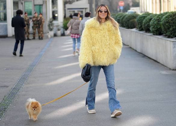 Entertainment Themen der Woche KW07 Entertainment Bilder des Tages - Milan, 13-02-2024 Diletta Leotta walks in the center and before returning home she meets two friends and stops to talk to them. MILAN -  Copyright: xIPA ABACAx