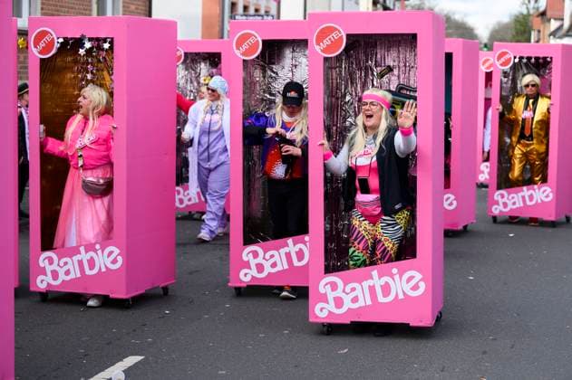 Bilder des Jahres 2024, News 02 Februar News Themen der Woche KW07 News Bilder des Tages Karneval in Hessen 13.02.2024 Mühlheim Faschingsumzug im Stadtteil Lämmerspiel, Narren feiern und tanzen über die Straßen. Mühlheim Mühlheim Hessen Germany *** Carnival in Hesse 13 02 2024 Mühlheim Carnival parade in the district of Lämmerspiel, fools celebrate and dance through the streets of Mühlheim Mühlheim Hesse Germany