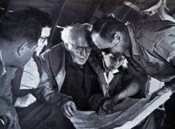 Photograph of Prime Minister David Ben-Gurion (1886-1973) meeting with Moshe Dayan (1915-1981) during the Suez War 1956. Dated 20th Century, Copyright: xUnitedxArchivesx xWorldxHistoryxArchivex WHA_101_0118 !ACHTUNG AUFNAHMEDATUM GESCH TZT!