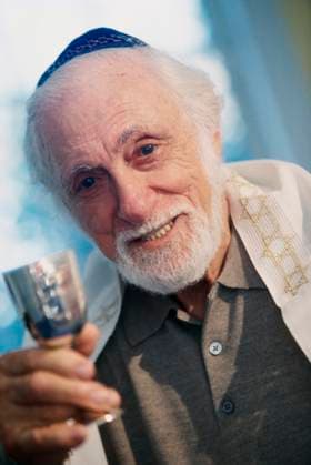 Portrait of a senior man holding a goblet at a Hanukkah ceremony  Copyright: xx 1574R-014175B ,model released, Symbolfoto