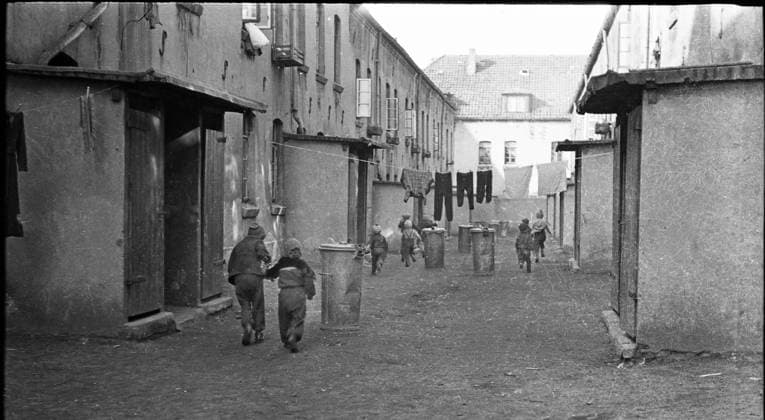 Persönlichkeiten aus 1954-59 DEU, Deutschland, Dortmund: Persönlichkeiten aus der Politik, Wirtschaft und Kultur aus den Jahren 50er Hannover. Diese Notwohnungen mit ihren Bewohnern , Arme, Obdachlose, Kinerreiche, Alleinerziehende aus den Jahren 1955-6 wurden später Obdachlosenasyle. DEU, Germany, Dortmund: Personalities from politics, business and culture from the years 1954-9 Niedersachsen *** Personalities from 1954 59 DEU, Germany, Dortmund Personalities from politics, business and culture from the years 50 Hanover These emergency shelters with their residents, poor, homeless, children rich, single parents from the years 1955 6 later became homeless shelters DEU, Germany, Dortmund Personalities from politics, business and culture fr