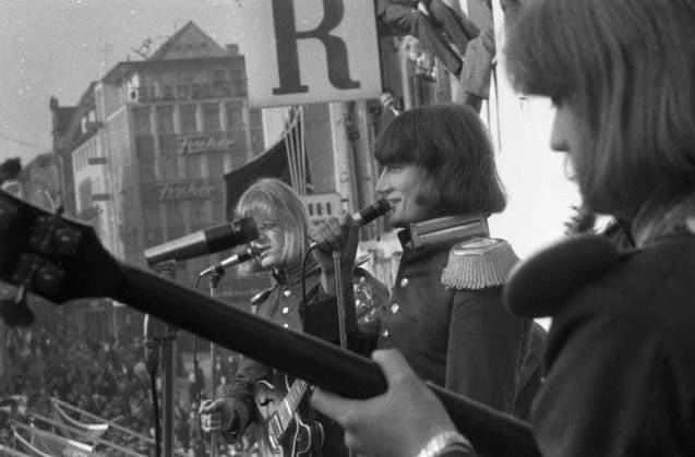 Persönlichkeiten aus 1954-59 DEU, Deutschland, Dortmund: Persönlichkeiten aus der Politik, Wirtschaft und Kultur aus den Jahren 50er Dortmund. Musiker der berühmten Gruppe The Lords bei ihrem Auftritt in der Einkaufsmeile Westenhellweg 1965. DEU, Germany, Dortmund: Personalities from politics, business and culture from the years 1954-9 Niedersachsen *** Personalities from 1954 59 DEU, Germany, Dortmund Personalities from politics, business and culture from the years 50 Dortmund Musicians from the famous group The Lords performing in the Westenhellweg shopping mile 1965 DEU, Germany, Dortmund Personalities from politics, business and culture from the years 1954 9 Lower Saxony