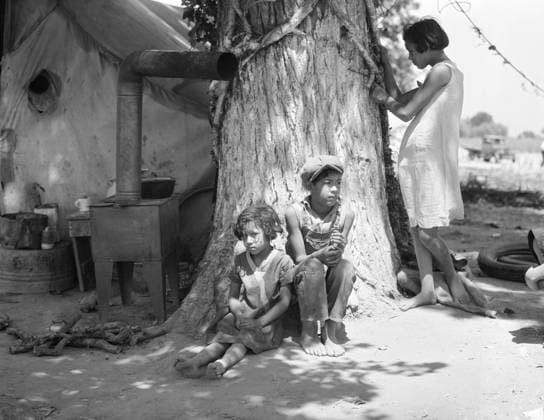 Motherless migrant children who work in Californian cotton fields, 1935 (b w photo) 3738717 Motherless migrant children who work in Californian cotton fields, 1935 (b w photo) by Lange, Dorothea (1895-1965); Private Collection. Copyright: xBridgemanxImagesx 3738717