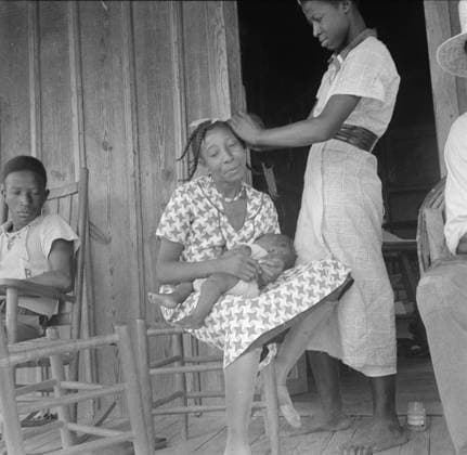 Braiding hair, 1936 (b w photo) 3738833 Braiding hair, 1936 (b w photo) by Lange, Dorothea (1895-1965); Private Collection; (add.info.: United States--Arkansas--Crittenden County--Earle. ). Copyright: xBridgemanxImagesx 3738833