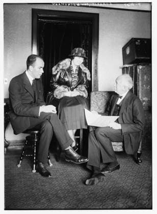Elisabeth Schumann with Richard Strauss and his son Franz (b w photo) 3823014 Elisabeth Schumann with Richard Strauss and his son Franz (b w photo) by Bain, George Grantham - Bain News Service (1865-1944); (add.info.: Elisabeth Schumann (1888-1952) German soprano; Richard Strauss (1864-1949) German composer; Franz Strauss (1897-1980)). Copyright: xBridgemanxImagesx 3823014